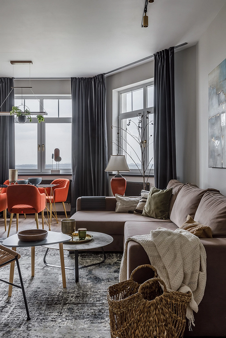 Komfortowa tkanina na sofę Wnętrze salonu z dużą sofą i miękką tkaniną obiciową, styl loft dla małego mieszkania.