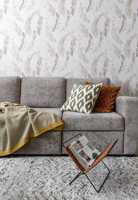 Nowoczesna sofa z poduszkami Nowoczesna sofa z dekoracyjnymi poduszkami na parkietowej podłodze w salonie, podkreślająca komfort.