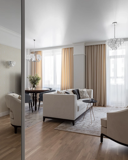 Minimalistyczna sofa w akcencie Minimalistyczna sofa w salonie z akcentowaną ścianą i nowoczesnym oświetleniem, podkreślająca styl wnętrza.