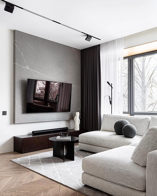 Luksusowa sofa z weluru Elegancka sofa z welurową tkaniną obiciową w salonie, emanująca luksusem i miękkością.