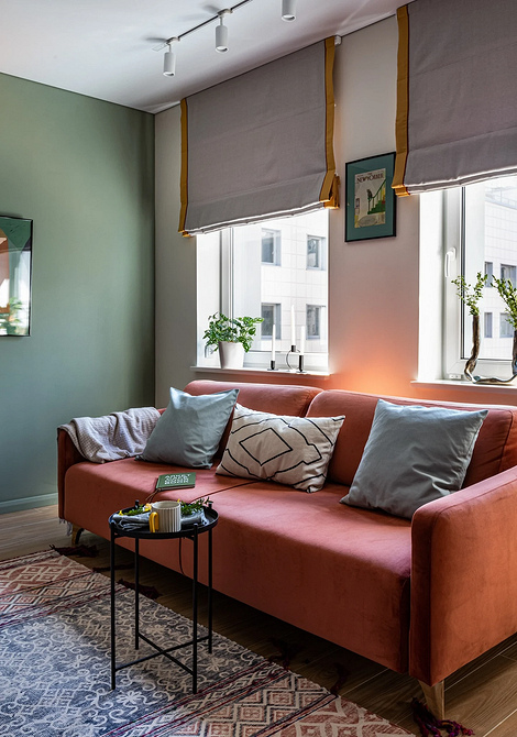 Welur w stylu loft Nowoczesny design sofy z welurową tkaniną, prezentujący styl loft w małym mieszkaniu.