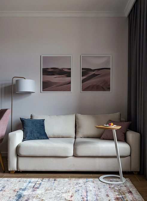 Oryginalne tkaniny na sofę Modny dywan z oryginalną tkaniną obiciową w salonie, pasujący do stylu loft.