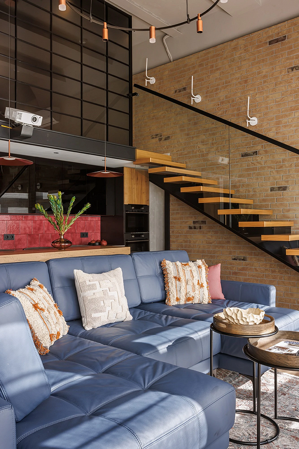 Ciemna sofa na drewnianych nóżkach: styl skandynawski w 2026 roku.