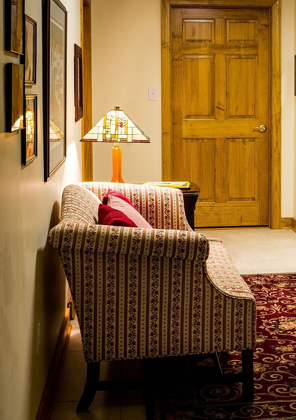 Elegancka ciemna sofa w nowoczesnym salonie z poduszkami akcentującymi.