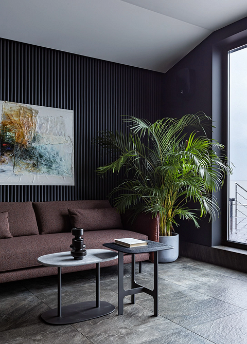 Elegancka, ciemna sofa w salonie. Trendy aranżacje ciemnych sof 2026.