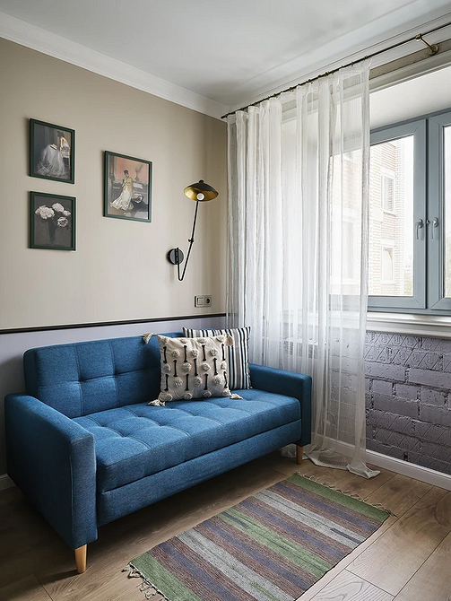 Salon z ciemną sofą i kominkiem: przytulne wnętrze. Trendy aranżacji 2026.