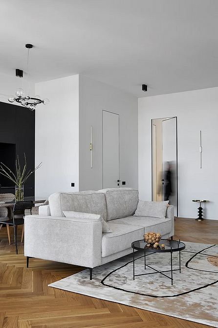 Salon z ciemną sofą i dekoracyjnymi poduszkami w różnych kolorach 2026.