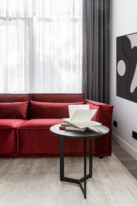 Ciemna sofa z tekstylną tapicerką: praktyczny wybór. Aranżacje 2026.