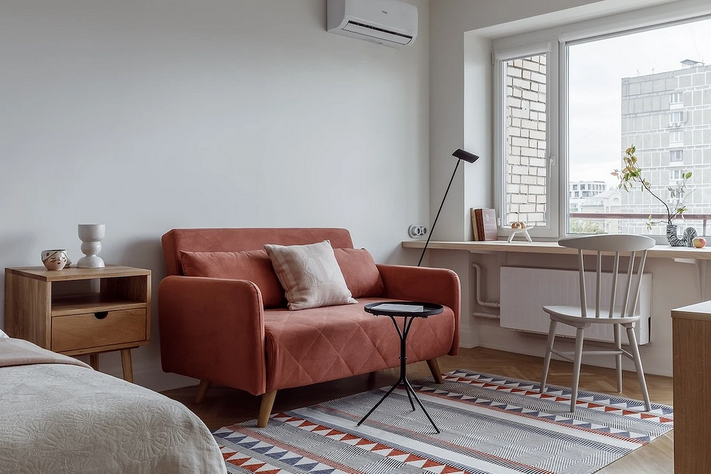 Jasny salon z kontrastującą, ciemną sofą i dużym oknem: aranżacje 2026.