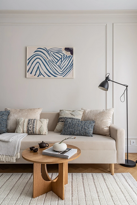 Stylowy интерьер z ciemną, welurową sofą i dywanem geometrycznym w 2026.