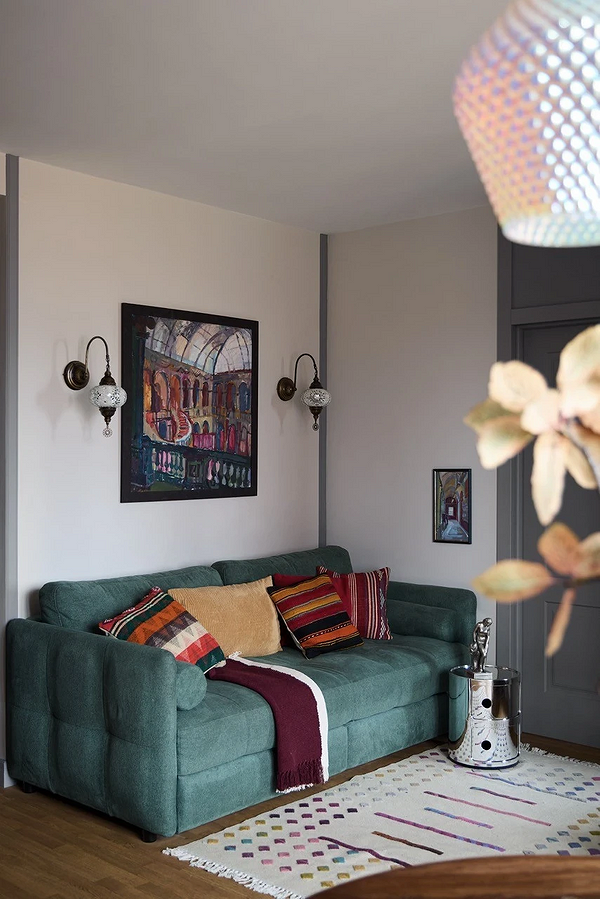 Salon z ciemną, skórzaną sofą i stolikiem kawowym: inspiracje 2026.