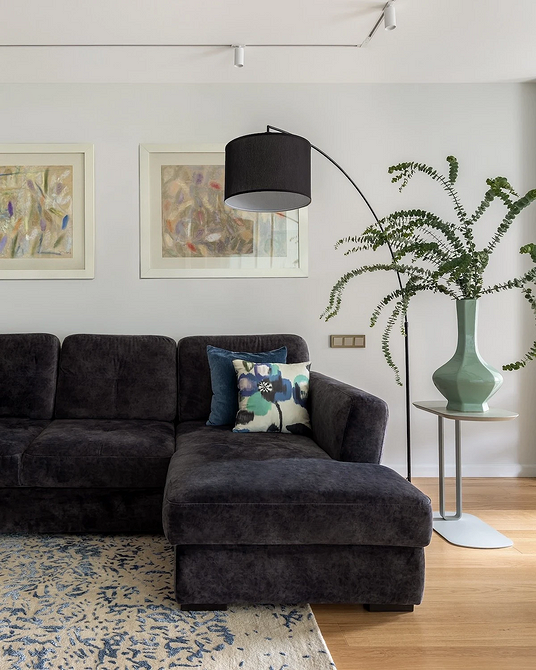 Salon z ciemną, skórzaną sofą i dopasowanym dywanem. Inspiracje 2026.