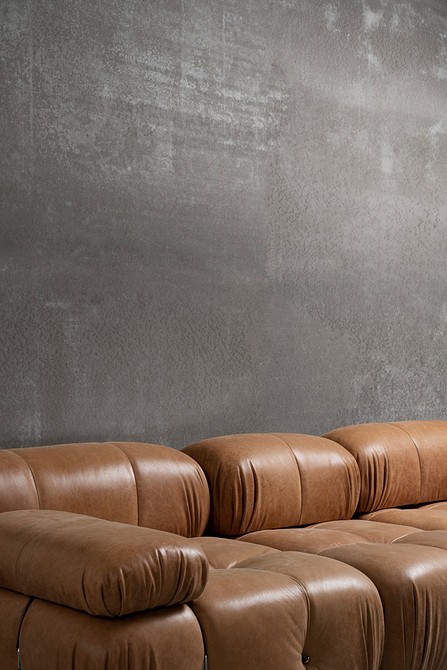 Ciemna sofa w minimalistycznym wnętrzu: prostota i elegancja w 2026 roku.