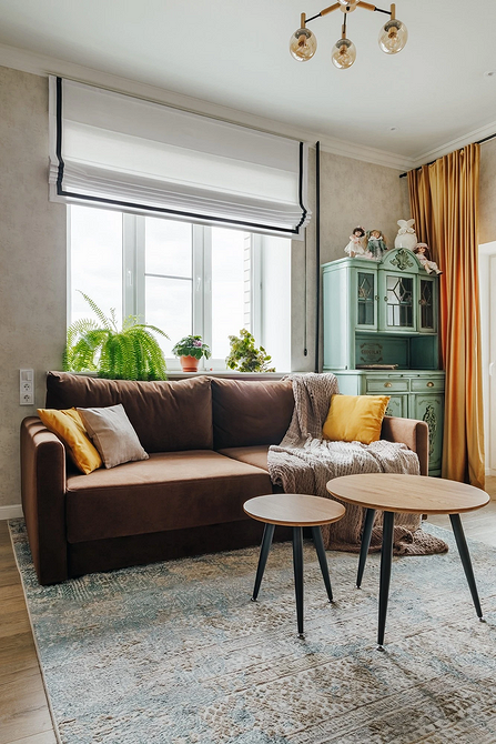 Duża, ciemna sofa narożna w przestronnym salonie - aranżacje 2026.