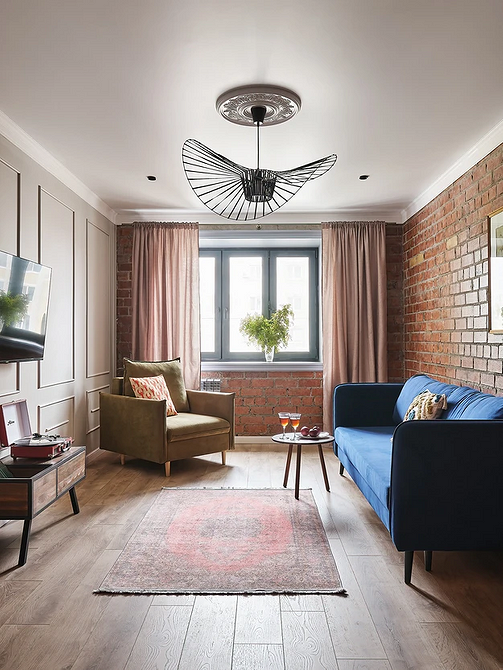 Nowoczesny salon z ciemną sofą i dekoracyjnymi poduszkami w 2026 roku.