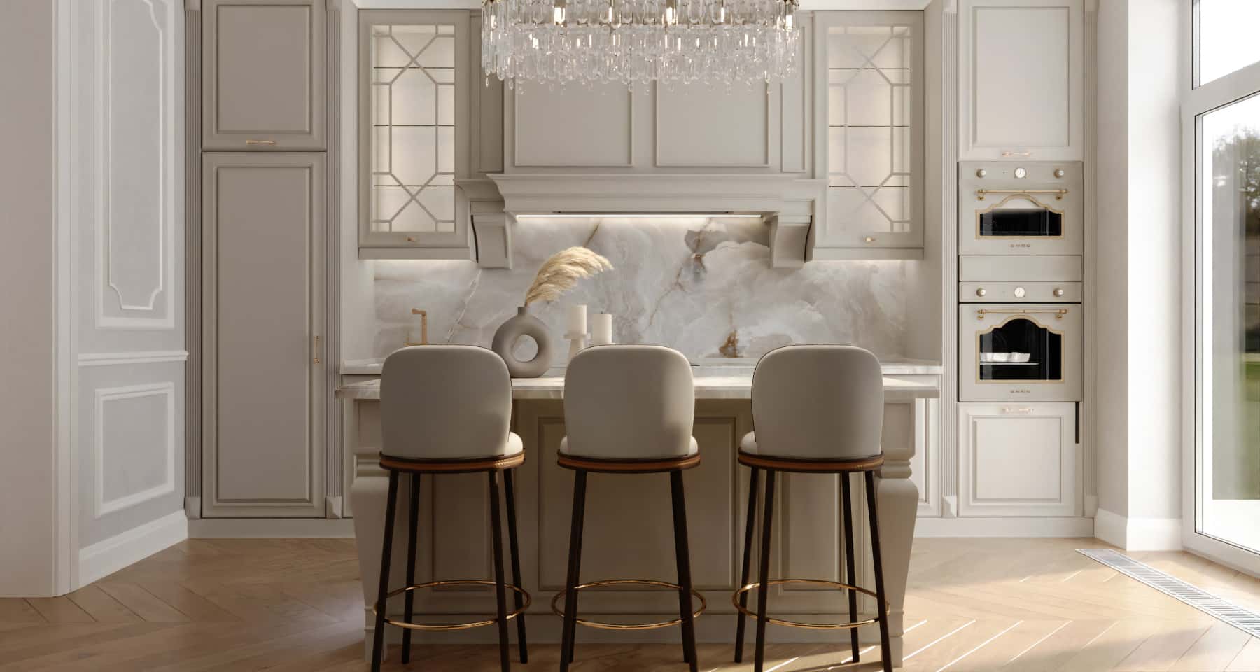 Jasna kuchnia 2026 z kolorowymi akcentami, barwne krzesła i dekoracje ożywiają przestrzeń.