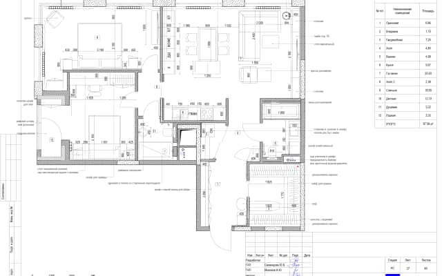 Beżowa łazienka Łazienka w trzypokojowym mieszkaniu: beżowe płytki i duże lustro dla optycznego powiększenia