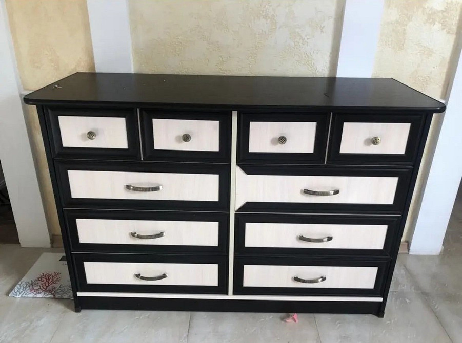 Odświeżone krzesło DIY Stary krzesło po renowacji, przykłady recyklingu mebli i aranżacji wnętrz.