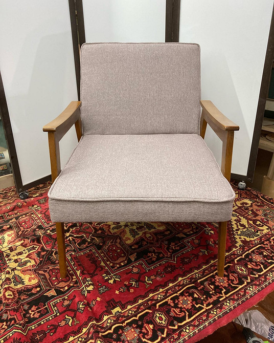 Odnowione krzesło vintage Stare krzesło po renowacji, inspiracja do aranżacji wnętrz meblami vintage.