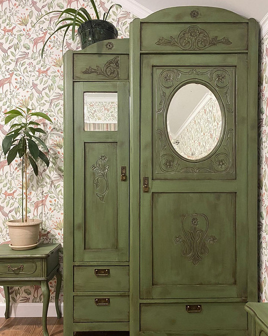 Odnowione lustro w stylu vintage Stare lustro po renowacji, przykład aranżacji wnętrz z meblami vintage i recyklingiem.