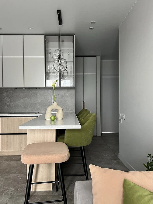 Inspirujący design wnętrz z różnymi kolorami mebli: Pomysły na 2026.