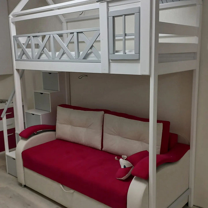 Komfort i zabawa Przytulne łóżko piętrowe z miękką sofą idealne do odpoczynku i zabawy.