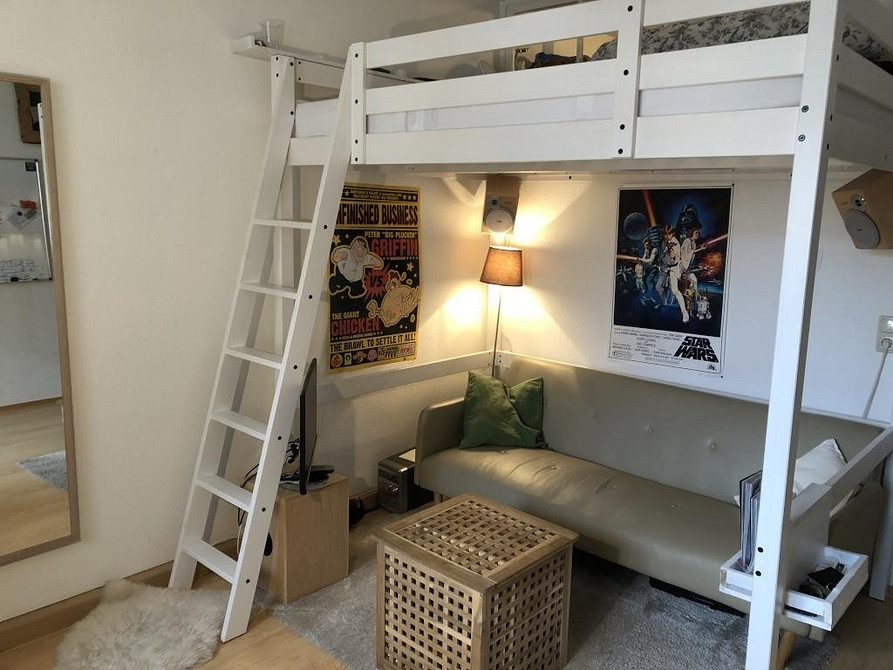 Antresola dla nastolatka Pokój nastolatka z łóżkiem na antresoli i wygodną sofą do relaksu