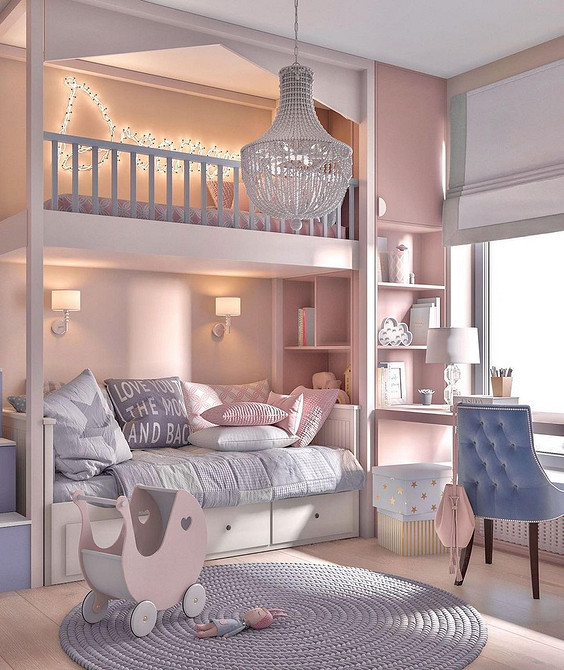 Antresola z półkami Przemyślany design pokoju z łóżkiem na antresoli, sofą i półkami. Organizacja przestrzeni