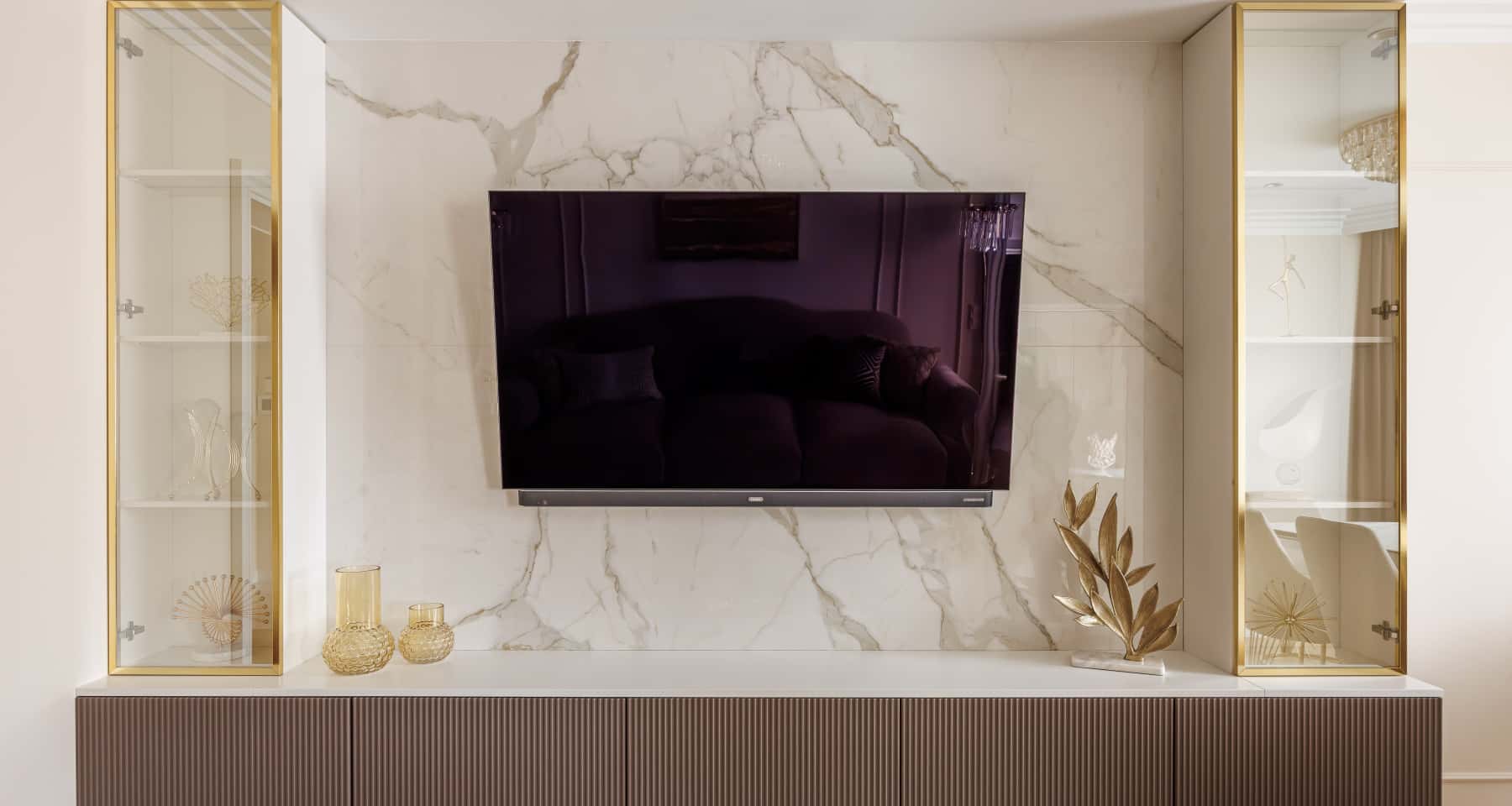 Elegancki remont: drogie meble i wyrafinowany dekor w luksusowym mieszkaniu po metamorfozie.