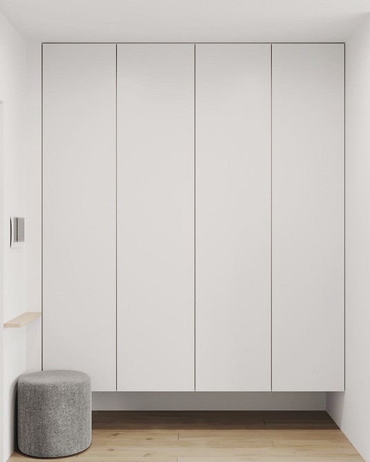 Błyszczące NIE! Antywzory 2026: szafa z błyszczącymi frontami i dużą ilością okuć.