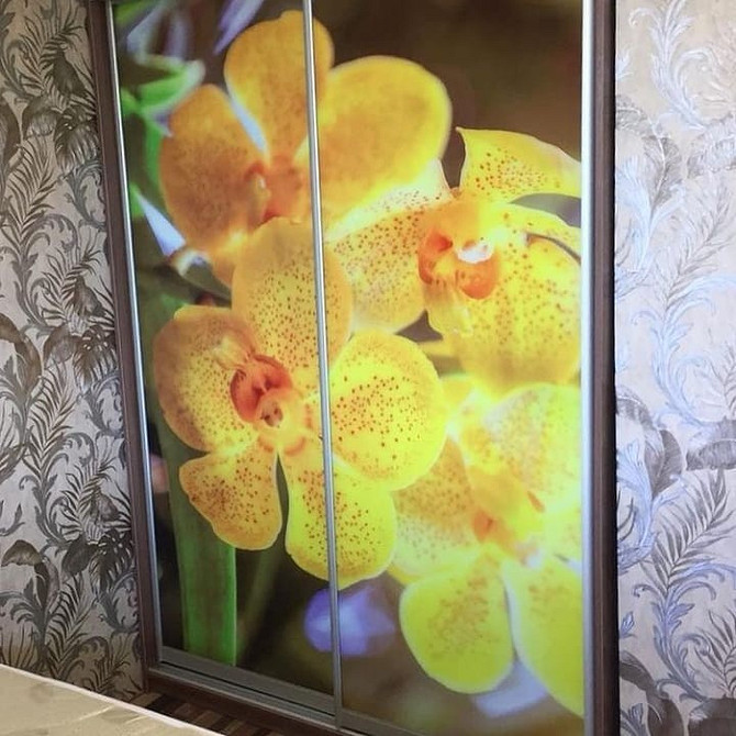 Antytrendy: Stare szafy Przestarzała szafa w aranżacji wnętrza. Antytrendy szaf 2026 - unikaj tych błędów!