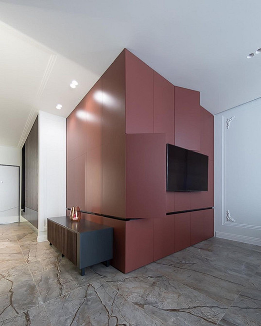 Masywny antywzorzec Antytrendy w designie szaf 2026: masywna szafa z nieaktualnym dekorem.