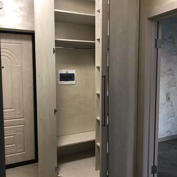 Błędy w wyborze szafy Przestarzała szafa we wnętrzu. Unikaj błędów przy wyborze szafy w 2026.