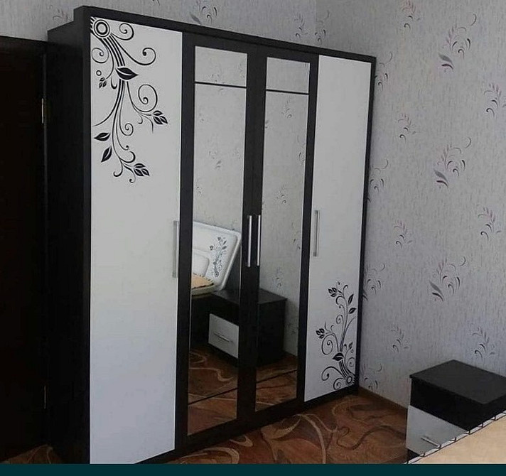 Wyszła z mody Stara szafa z typowym designem, która wyszła z mody: antywzorce.