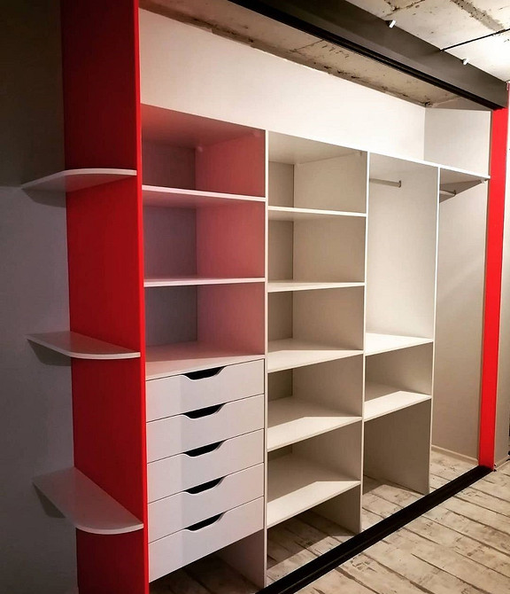 Błąd w aranżacji Nie kupuj takiej szafy! Przestarzały design nie pasuje do nowoczesnych wnętrz.