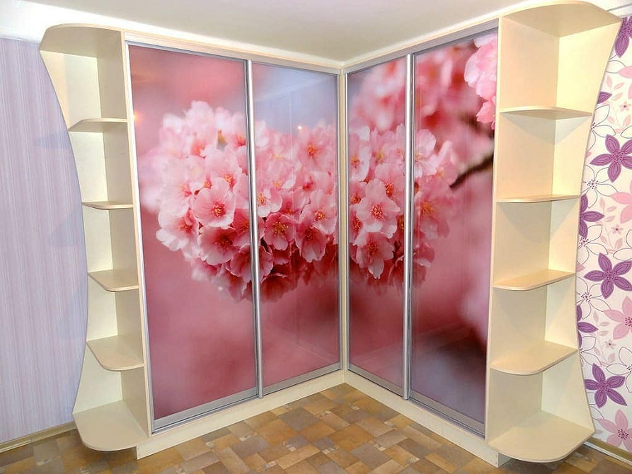 Zły design szafy Niefortunny design szafy psuje nowoczesne wnętrze. Antytrendy szaf 2026.