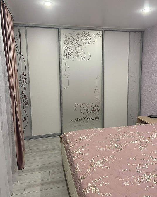 Zepsuje wnętrze Szafa, która zepsuje wnętrze: przykład antywzoru w designie 2026.