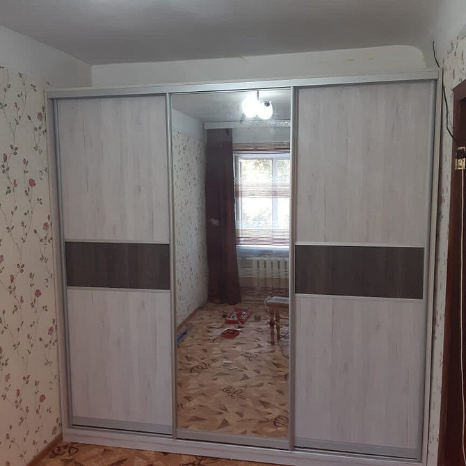 Antytrendy szaf 2026 Przestarzała szafa, antytrendy 2026. Unikaj tego designu w nowoczesnym wnętrzu.