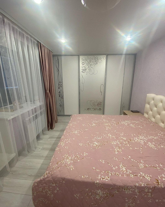 Błąd w designie Przestarzała szafa: przykład błędu w designie wnętrza nowoczesnego mieszkania.