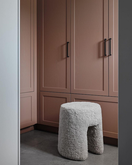 Szafa obniża wartość Szafa, która wizualnie obniża wartość wnętrza. Antytrendy 2026 roku.