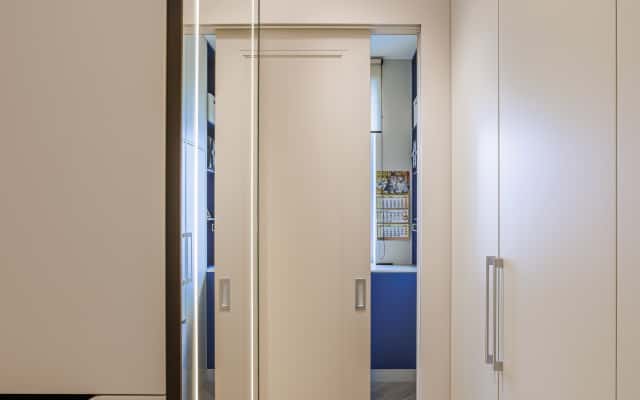 Neoklasyczny detal Aranżacja wnętrza 2026: Neoklasyczny detal w jasnym mieszkaniu z naturalnymi materiałami.