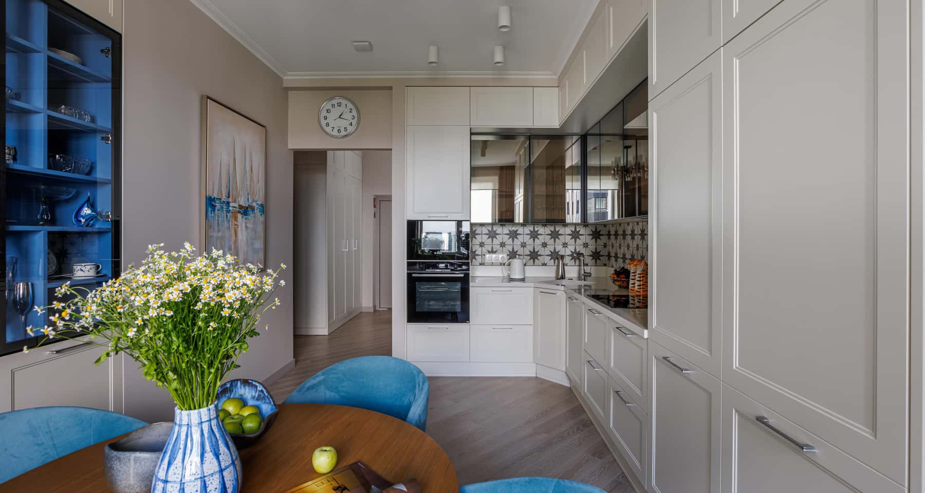 Neoklasyczny szyk Aranżacja wnętrza w stylu neoklasycznym: jasne kolory i naturalne materiały w 2026.