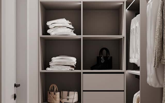 Skandynawska sypialnia z minimalną ilością dekoracji i dużą ilością naturalnego światła.