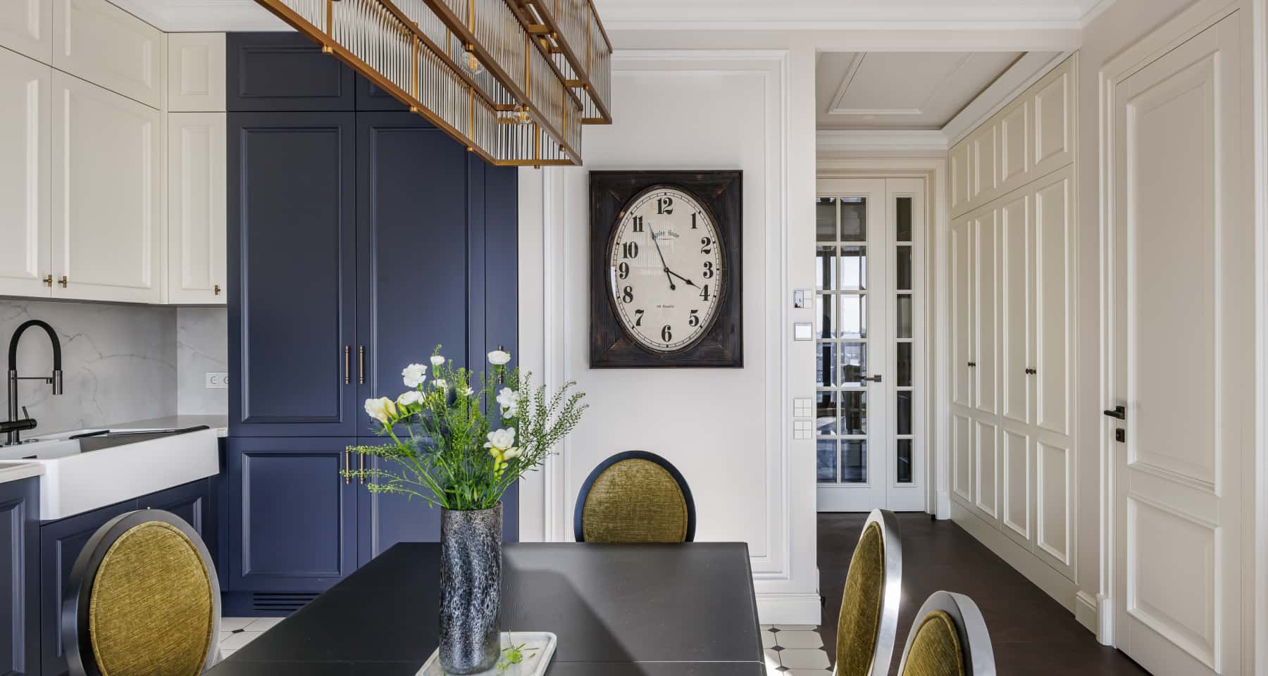 Trwała sypialnia Sypialnia w nowoczesnym mieszkaniu: łóżko z trwałego drewna i szafki nocne.