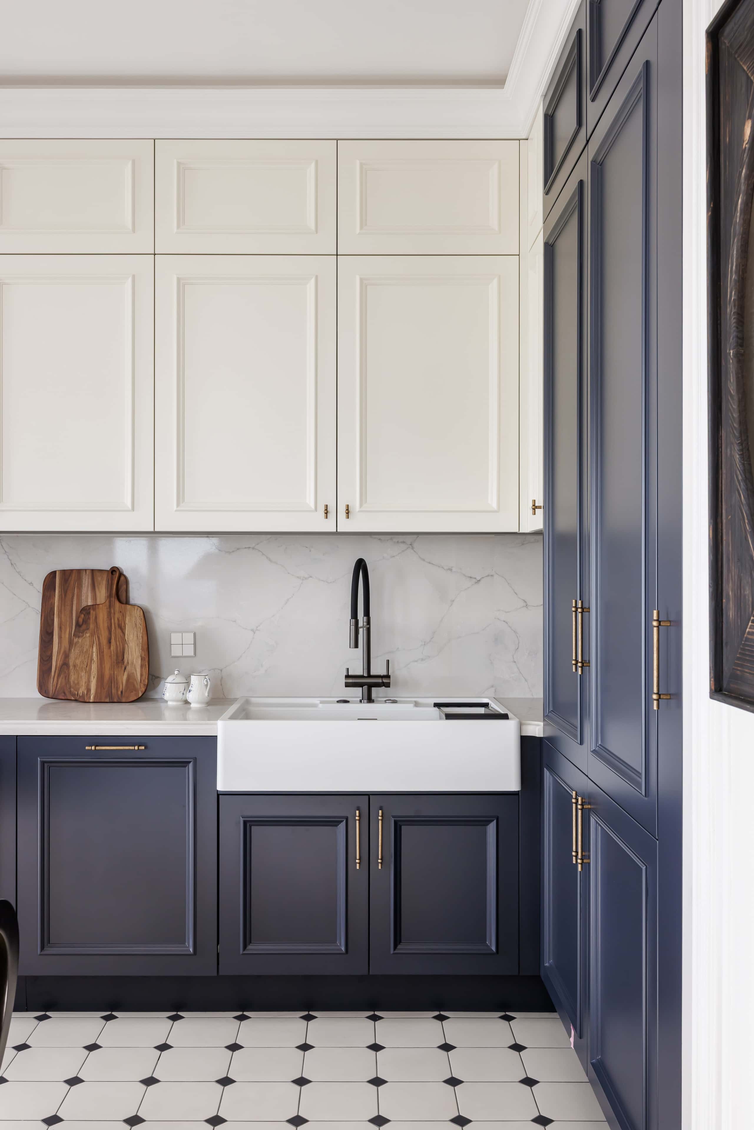 Solidna jadalnia Remont pod klucz Warszawa: jadalnia z solidnym stołem i krzesłami.