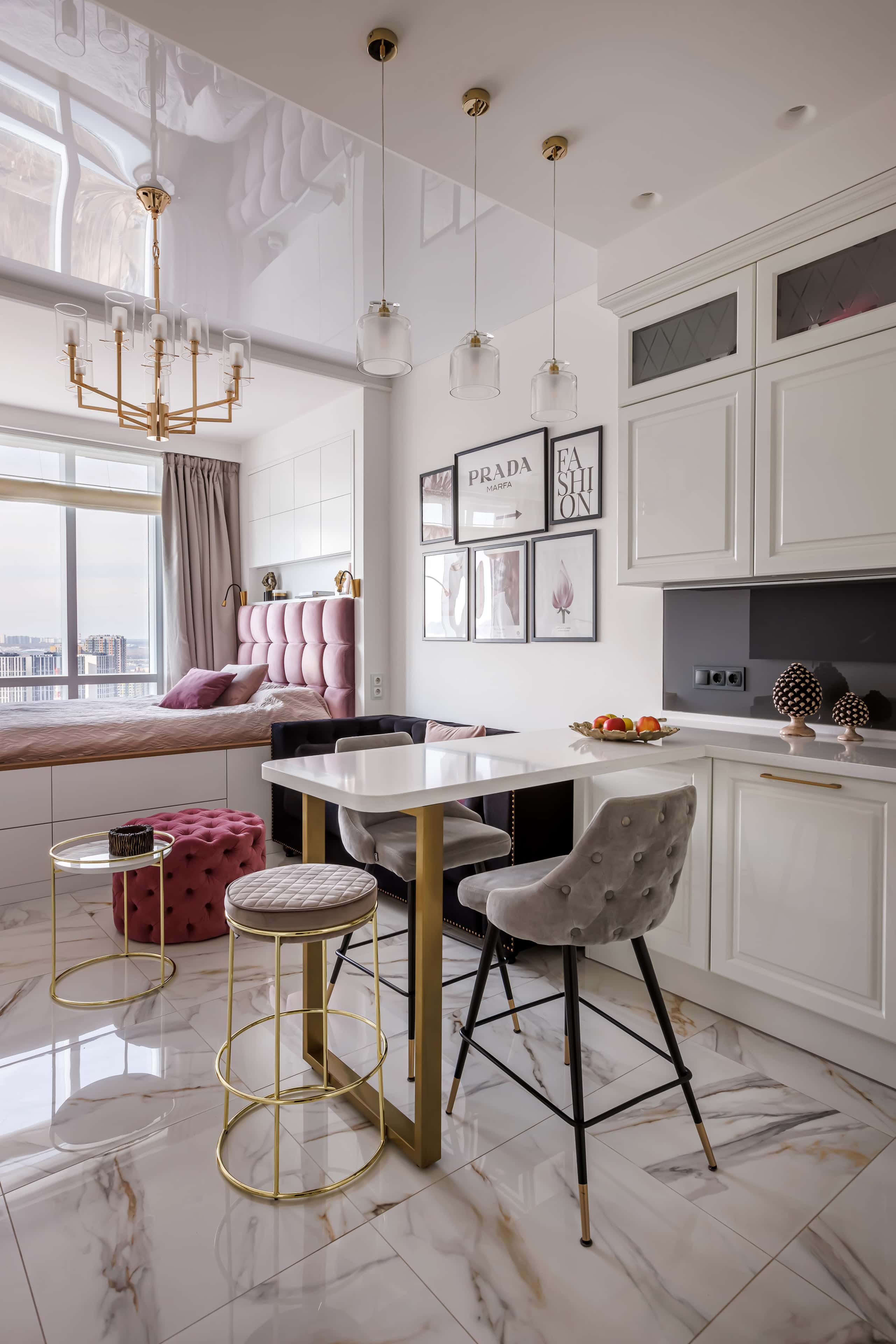 Nowoczesne aranżacje małego mieszkania 2026 z jasnymi kolorami i funkcjonalnymi meblami.