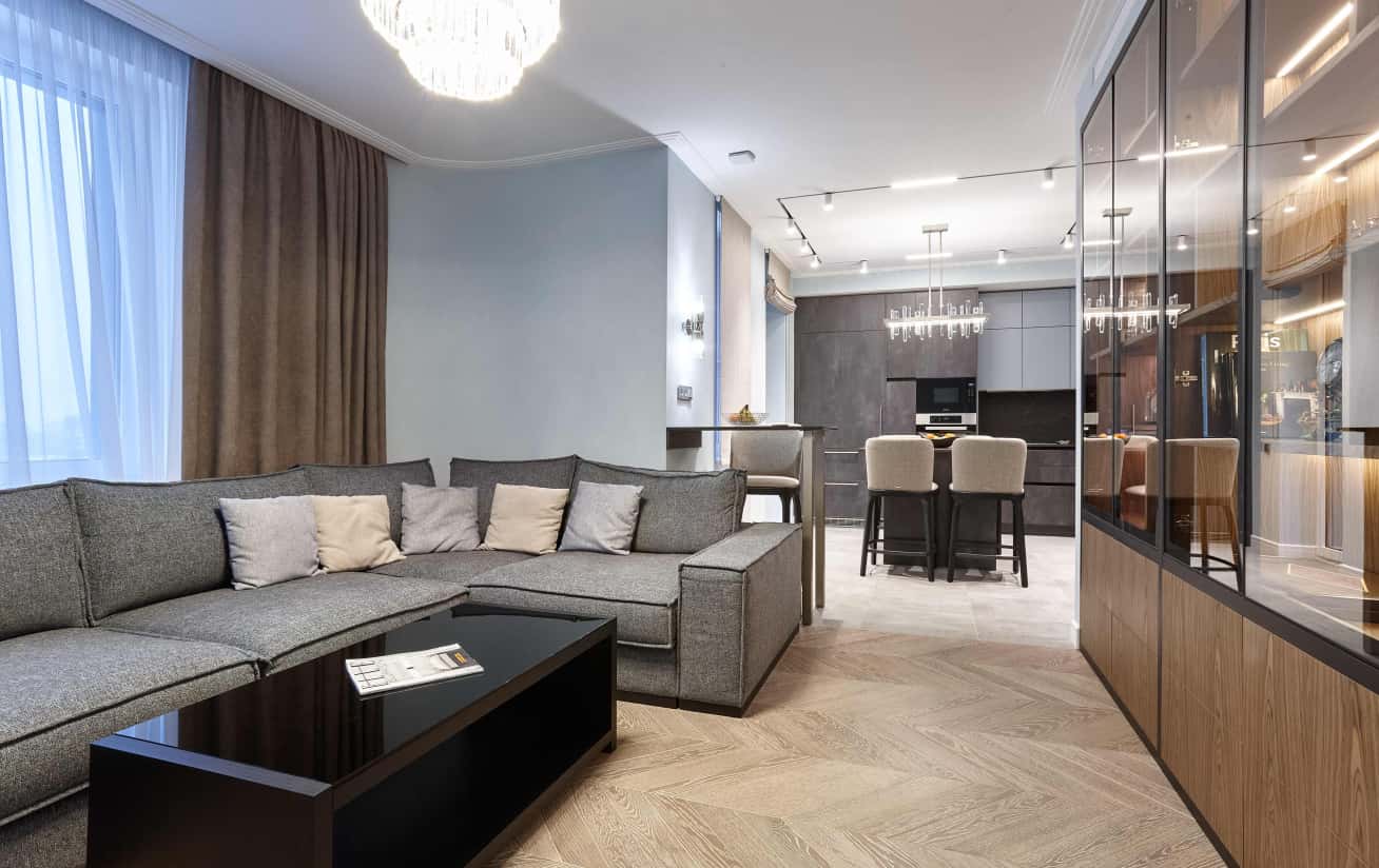 Światło i przestrzeń Aranżacja wnętrza 2026: Jasne kolory i minimalizm w neoklasycznym stylu w małym mieszkaniu.