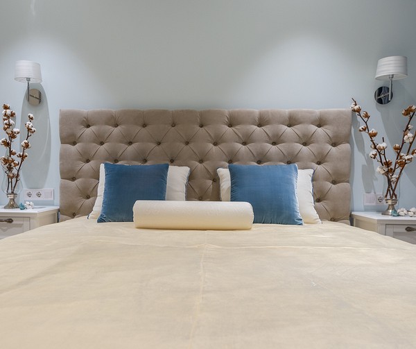 Komfortowa sofa z tapicerem Miękka sofa z tapicerowanym wezgłowiem tworzy przytulną atmosferę w pokoju dziennym.
