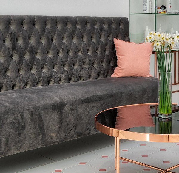 Salon z meblami z karo Eleganckie meble tapicerowane z karo w luksusowym wnętrzu salonu, podkreślające styl klasyczny.