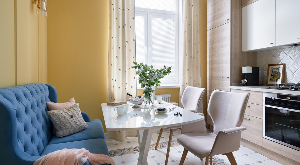 Klasyczna kareta stiażka Elegancka kareta stiażka na ścianie w salonie dodaje wnętrzu klasycznego uroku.